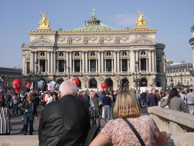 Fransa’da emekliler sokaklara döküldü
